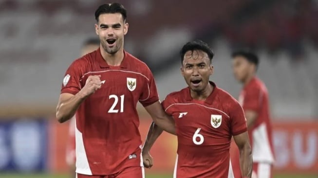 Jens Raven dan Robi Darwis, dua pemain kunci Timnas Indonesia U-23. (ANTARA FOTO/Dhemas Reviyanto/mrh/foc.)