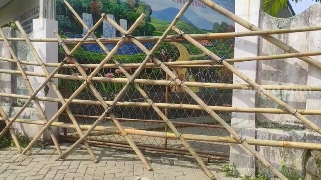 SDN Kuranji di Kota Serang, Banten disegel ahli waris, Rabu 16 Juli 2025. [Yandi Sofyan/SuaraBanten.id]