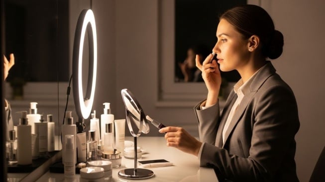 Bingung Urutan Skincare saat Kerja Shift Malam? Ini Step yang Benar Menurut Dokter