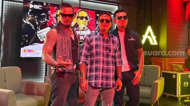 Superman Is Dead dan promotor dalam konferensi pers konser Distorsi Tiga Dekade di kawasan Kuningan, Jakarta Selatan pada Rabu, 16 Juli 2025. [Suara.com/Tiara Rosana]