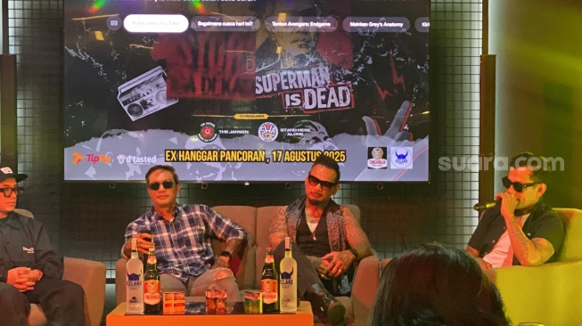 Superman Is Dead dan promotor dalam konferensi pers konser Distorsi Tiga Dekade di kawasan Kuningan, Jakarta Selatan pada Rabu, 16 Juli 2025. [Suara.com/Tiara Rosana]