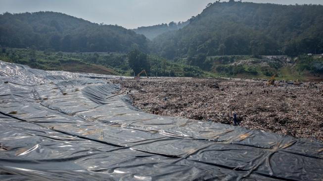 Suasana zona perluasan atau zona 5 Tempat Pembuangan Akhir (TPA) Sarimukti di Cipatat, Kabupaten Bandung Barat, Jawa Barat, Rabu (16/7/2025). [ANTARA FOTO/Abdan Syakura/foc]