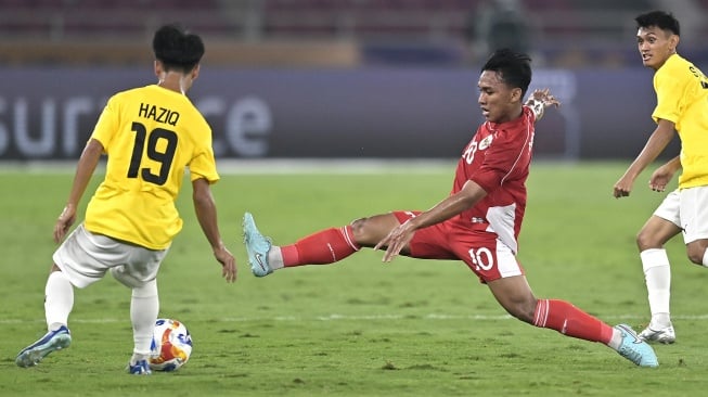 Pesepak bola Timnas U23 Indonesia Arkhan Fikri (kedua kanan) berusaha merebut bola dari pesepak bola Timnas U23 Brunei Darussalam Muhammad Haziq Naqiuddin Bin Syamra (kiri) dalam pertandingan penyisihan Grup A Piala AFF U-23 2025 di Stadion Utama Gelora Bung Karno (SUGBK), Senayan, Jakarta, Selasa (15/7/2025). [ANTARA FOTO/Dhemas Reviyanto/mrh/foc]
