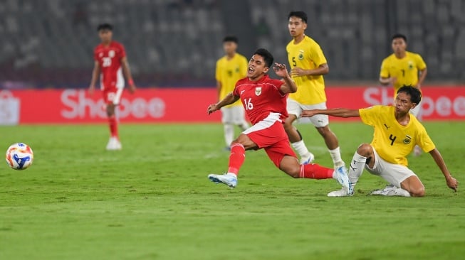 Pesepak bola Timnas U23 Indonesia Althaf Indie Alrizky (kedua kanan) diganjal pesepak bola Timnas U23 Brunei Darussalam Mohamad Azrin Danial Bin Hj Mohd Yusra (kanan) dalam pertandingan penyisihan Grup A Piala AFF U-23 2025 di Stadion Utama Gelora Bung Karno (SUGBK), Senayan, Jakarta, Selasa (15/7/2025). [ANTARA FOTO/Aditya Pradana Putra/mrh/foc]
