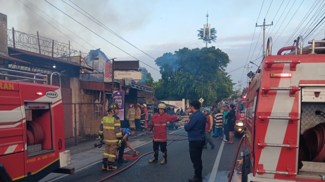 Detik-detik Mencekam Kebakaran di Jagalan Solo, Toko Madura dan Konter HP Ludes