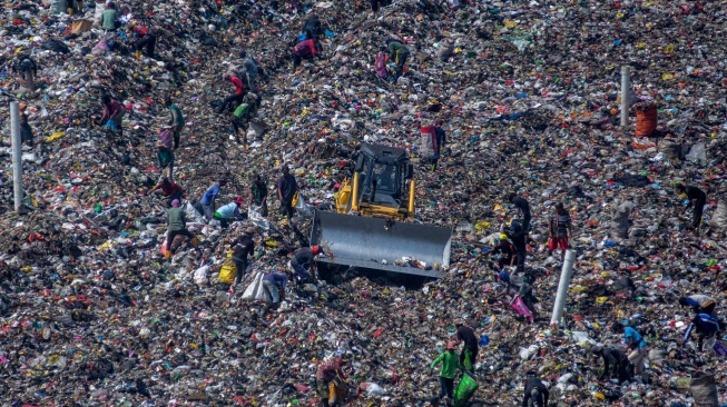 Pemulung memilah sampah plastik di zona perluasan atau zona 5 Tempat Pembuangan Akhir (TPA) Sarimukti, Cipatat, Kabupaten Bandung Barat, Jawa Barat, Rabu (16/7/2025). [ANTARA FOTO/Abdan Syakura/foc]