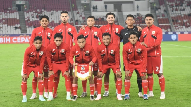 Pesepak bola Timnas U23 Indonesia berfoto saat akan melawan Timnas U23 Brunei Darussalam dalam pertandingan penyisihan Grup A Piala AFF U-23 2025 di Stadion Utama Gelora Bung Karno (SUGBK), Senayan, Jakarta, Selasa (15/7/2025). [ANTARA FOTO/Aditya Pradana Putra/mrh/foc]
