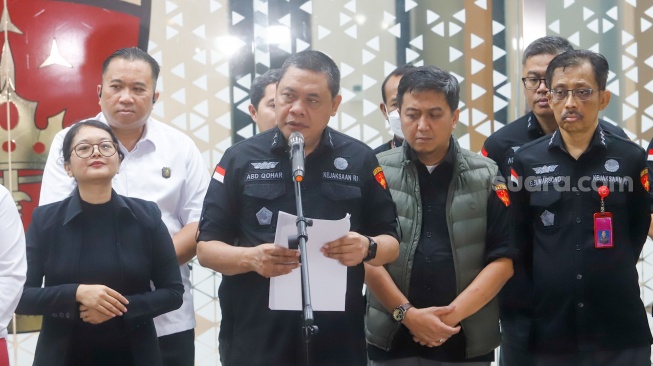 Kejagung mengumumkan penetapan empat tersangka kasus korupsi pengadaan laptop Chromebook di Kemendikbudristek. (Suara.com/Faqih)
