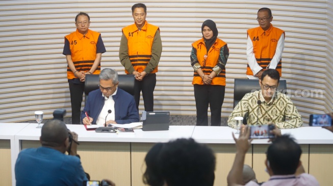 Para tersangka kasus gratifikasi terkait pengurusan rencana Penggunaan Tenaga Kerja Asing (RPTKA) ditahan usai menjalani pemeriksaan di Gedung Meraah Putih KPK, Jakarta, Kamis (17/7/2025).  [Suara.com/Alfian Winanto]
