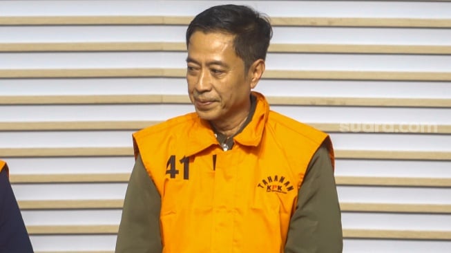 Direktur Pengendalian Penggunaan Tenaga Kerja Asing (PPTKA) (2019 - 2024) Haryanto ditahan usai menjalani pemeriksaan di Gedung Meraah Putih KPK, Jakarta, Kamis (17/7/2025).  [Suara.com/Alfian Winanto]