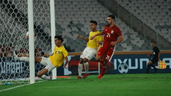 Penyerang Timnas Indonesia U-23, Jens Raven saat memperkuat Pasukan Garuda Muda di laga melawan Brunei Darussalam (dok. aseanutdfc)