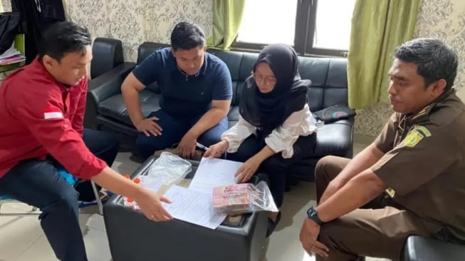 Heboh! Tersangka Korupsi Alkes Karanganyar Bawa Sekoper Uang untuk Dikembalikan