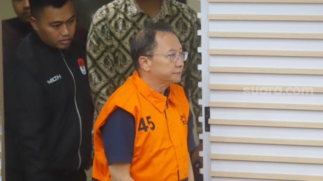 Direktur Pengendalian Penggunaan Tenaga Kerja Asing (PPTKA) Kementerian Ketenagakerjaan (2017 -  2019) Wisnu Pramono ditahan usai menjalani pemeriksaan di Gedung Meraah Putih KPK, Jakarta, Kamis (17/7/2025).  [Suara.com/Alfian Winanto]
