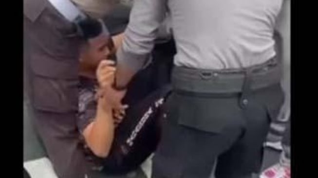 5 Fakta Polisi Nangis-nangis Dijemput Propam, Viral di Media Sosial!
