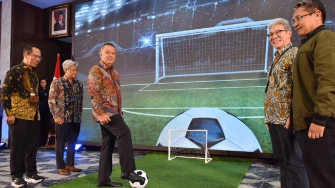 Tendang bola, sebagai lambang seremoni Kick-Off Program SCORE (Strategic Collection & Recovery Excellence) (Dok: BTN)