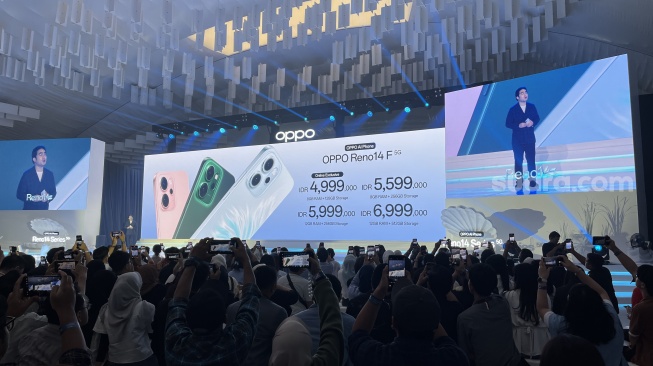 Harga Oppo Reno 14F yang resmi hadir ke Indonesia lewat acara peluncuran yang digelar di Kawasan PIK 2, Tangerang, Kamis (17/7/2025). [Suara.com/Dicky Prastya]