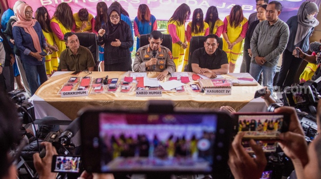 Kabid Humas Polda Jabar Kombes Pol Hendrawan Rochmawan (tengah) bersama Dirreskrimum Polda Jabar Kombes Pol Surawan (kiri) dan Kasubdit IV Ditreskrimum Polda Jabar AKBP Goncang Ajie Susatyo (kanan) menyampaikan keterngan saat rilis pengungkapan kasus perdagangan manusia dengan korban bayi di Mapolda Jawa Barat, Bandung, Jawa Barat, Kamis (17/7/2025). [ANTARA FOTO/Novrian Arbi/tom]
