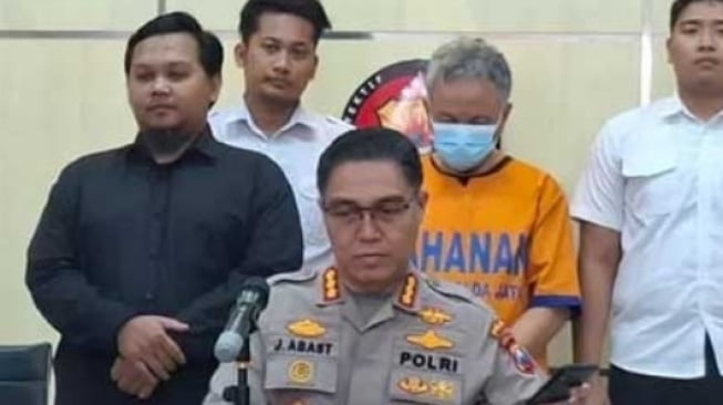 konfrensi pers penangkapan pendeta pelaku rudapaksa