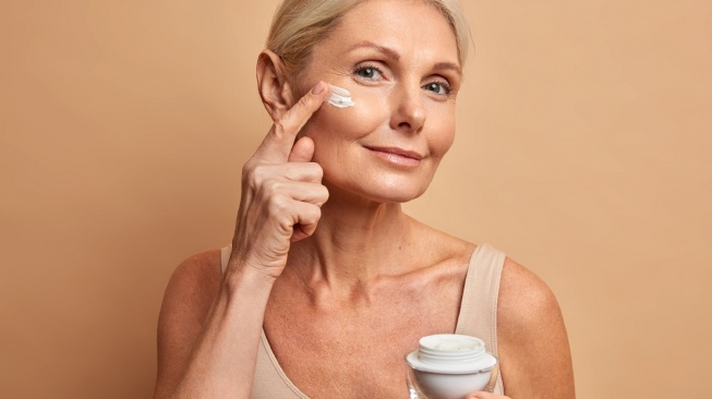 6 Pilihan Merk Skincare untuk Usia 50 Tahun ke Atas Rekomendasi Dokter Kulit, Harga Murah!