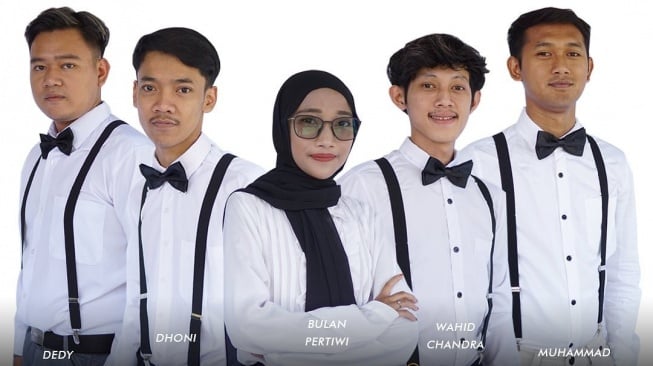 Band Skaustik merilis single terbarunya berjudul "Kalah Balungan". [Instagram]