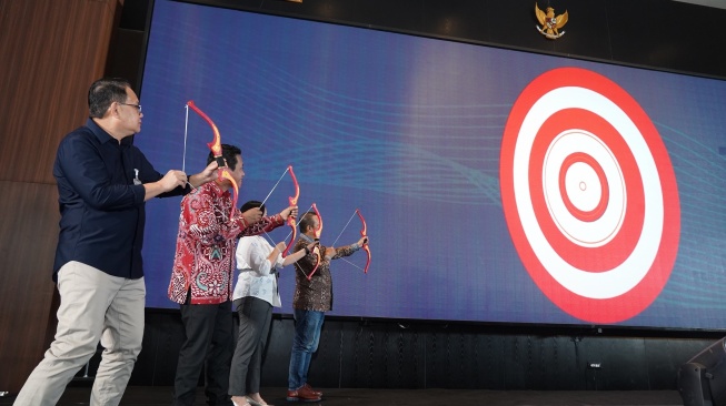 Sekretaris Daerah (Sekda) Provinsi Jawa Timur Adhy Karyono bersama Pemimpin Redaksi Suara.com dan CEO PT Arkadia Digital Media Tbk Suwarjono, CEO BeritaJatim Dwi Eko Lokononto, dan Country Program Manager IMS Eva Danayanti, saat melakukan seremoni pembukaan kegiatan Jatim Media Summit (JMS) 2025 di Whiz Luxe Hotel, Surabaya, Kamis (17/7/2025). [Foto: Dokumentasi JMS]