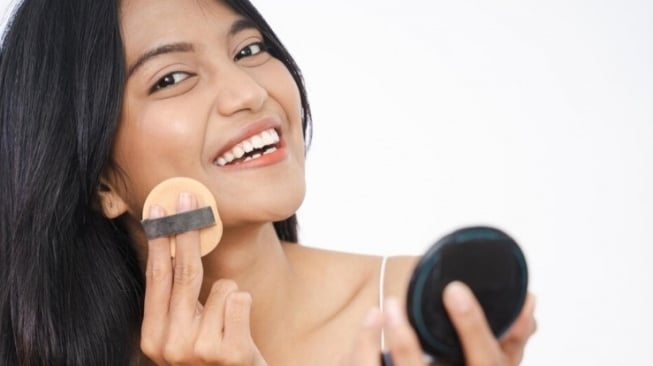 Cushion Vs Bedak Two Way Cake, Mana yang Lebih Bagus dan Awet untuk Wajah?