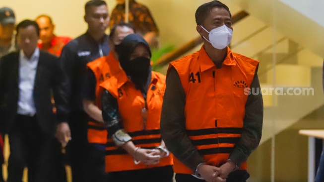 Foto kolase Para tersangka kasus gratifikasi terkait pengurusan rencana Penggunaan Tenaga Kerja Asing (RPTKA) ditahan usai menjalani pemeriksaan di Gedung Meraah Putih KPK, Jakarta, Kamis (17/7/2025).  [Suara.com/Alfian Winanto]