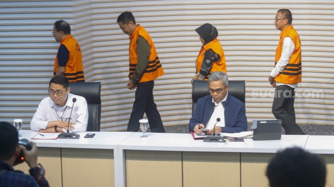 Foto kolase Para tersangka kasus gratifikasi terkait pengurusan rencana Penggunaan Tenaga Kerja Asing (RPTKA) ditahan usai menjalani pemeriksaan di Gedung Meraah Putih KPK, Jakarta, Kamis (17/7/2025).  [Suara.com/Alfian Winanto]