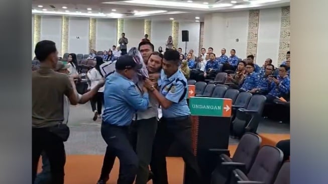 Viral Massa Protes saat Paripurna DPRD Sumut, Suarakan Keadilan untuk Buruh Korban PHK