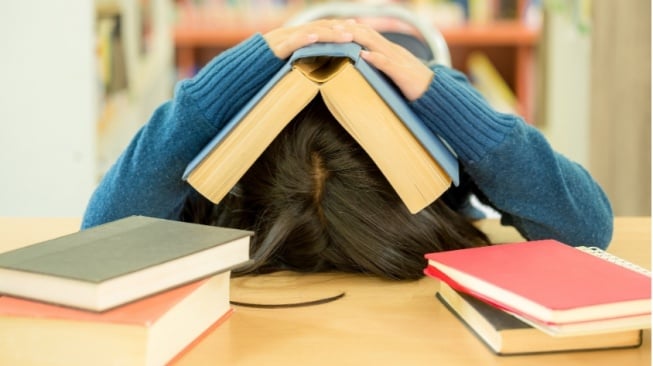 Drama FOMO Buku: Ketika Literasi Jadi Ajang Pamer dan Tekanan Sosial