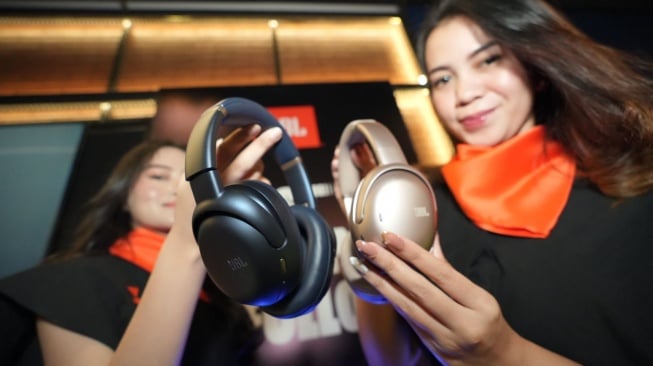 JBL Tour One M3 Smart Tx: Headphone Pintar dengan Teknologi Audio Transmitter Revolusioner!