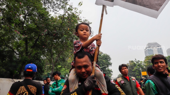 Massa Driver ojek online (ojol) yang tergabung dalam Aliansi Taktis 'Aksi 177' URC Bergerak Bersama menggelar aksi demo di kawasan Monas, Jakarta, Kamis (17/7/2025). [Suara.com/Alfian Winanto]