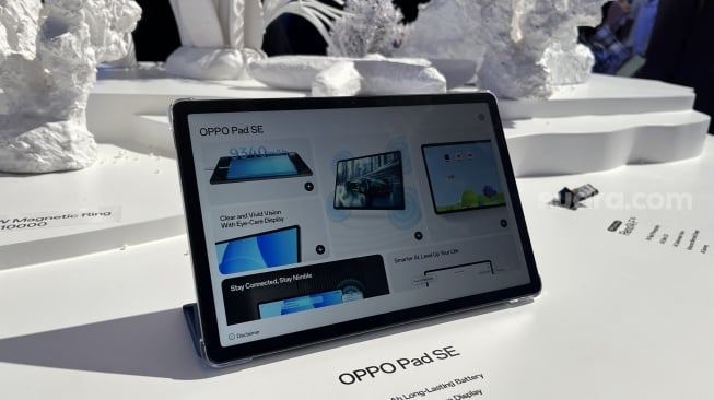Tablet Oppo Pad SE yang resmi diluncurkan ke Indonesia pada Kamis (17/7/2025). [Suara.com/Dicky Prastya]