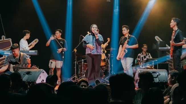 Band Skaustik merilis single terbarunya berjudul "Kalah Balungan". [Instagram]