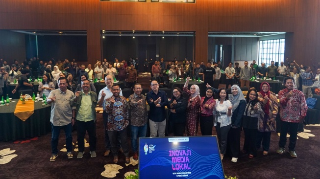 Sekretaris Daerah (Sekda) Provinsi Jawa Timur Adhy Karyono bersama Pemimpin Redaksi Suara.com dan CEO PT Arkadia Digital Media Tbk Suwarjono, CEO BeritaJatim Dwi Eko Lokononto, Country Program Manager IMS Eva Danayanti, serta tamu VIP dan undangan lainnya beserta segenap peserta, di sesi pembukaan Jatim Media Summit (JMS) 2025 di Whiz Luxe Hotel, Surabaya, Kamis (17/7/2025). [Foto: Dokumentasi JMS]