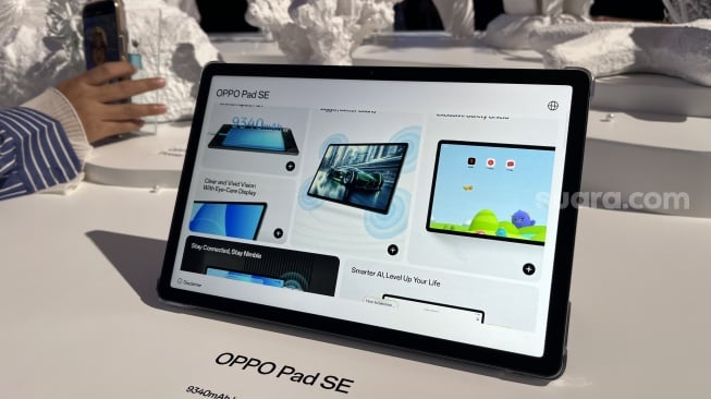 Tablet Oppo Pad SE yang resmi diluncurkan ke Indonesia pada Kamis (17/7/2025). [Suara.com/Dicky Prastya]