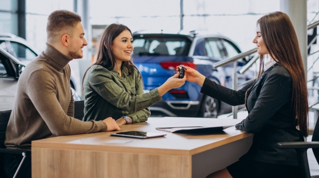 ilustrasi membeli mobil bekas (freepik/senivpetro)