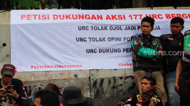 Massa Driver ojek online (ojol) yang tergabung dalam Aliansi Taktis 'Aksi 177' URC Bergerak Bersama menggelar aksi demo di kawasan Monas, Jakarta, Kamis (17/7/2025). [Suara.com/Alfian Winanto]