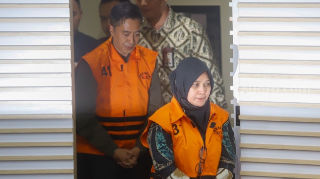 Direktur Pengendalian Penggunaan Tenaga Kerja Asing (PPTKA) (2019 - 2024) Haryanto, dan Koordinator Uji Kelayakan Pengesahan Pengendalian Penggunaan Tenaga Kerja Asing (PPTKA) (2020 - Juli 2024) Devi Angraeni ditahan usai menjalani pemeriksaan di Gedung Meraah Putih KPK, Jakarta, Kamis (17/7/2025).  [Suara.com/Alfian Winanto]