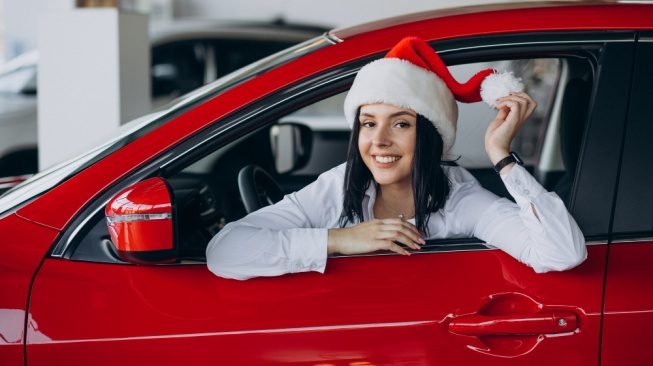 ilustrasi membeli mobil bekas (freepik/senivpetro)