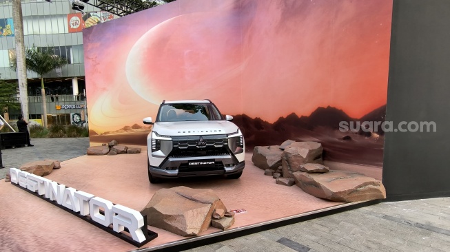 Mitsubishi Destinator diluncurkan secara global di Jakarta, Kamis (17/7/2025). Memdukan kenyamanan MPV dengan performa SUV. [Suara.com/Liberty Jemadu]