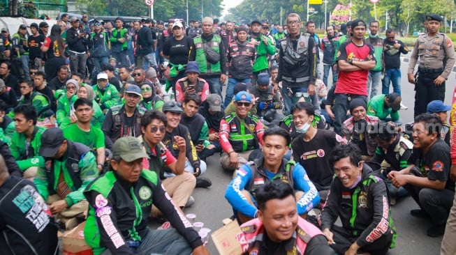 Massa Driver ojek online (ojol) yang tergabung dalam Aliansi Taktis 'Aksi 177' URC Bergerak Bersama menggelar aksi demo di kawasan Monas, Jakarta, Kamis (17/7/2025). [Suara.com/Alfian Winanto]