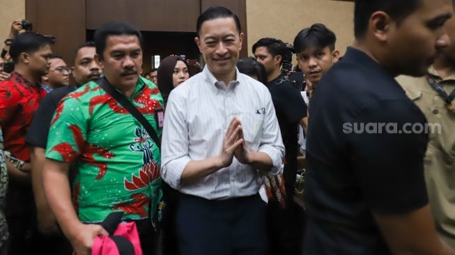 Terdakwa Mantan Menteri Perdagangan Thomas Trikasih Lembong atau Tom Lembong bersiap menjalani sidang putusan di Pengadilan Tipikor, Jakarta, Jumat (18/7/2025). [Suara.com/Alfian Winanto]