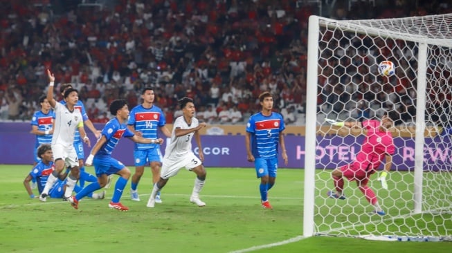 Proses terciptanya gol bunuh diri dalam pertandingan penyisihan Grup A Piala AFF U-23 2025 antara Timnas Indonesia U-23 melawan Filipina U-23 di Stadion Utama Gelora Bung Karno (SUGBK), Senayan, Jakarta, Jumat (18/7/2025). [Suara.com/Alfian Winanto]