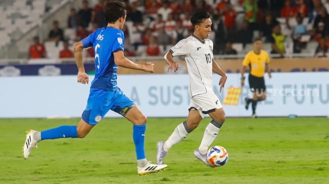 Pesepak bola Timnas Indonesia U-23 Arkham Fikri berusaha melewati Pemain Timnas Filipina U-23 dalam pertandingan penyisihan Grup A Piala AFF U-23 2025 di Stadion Utama Gelora Bung Karno (SUGBK), Senayan, Jakarta, Jumat (18/7/2025). [Suara.com/Alfian Winanto]