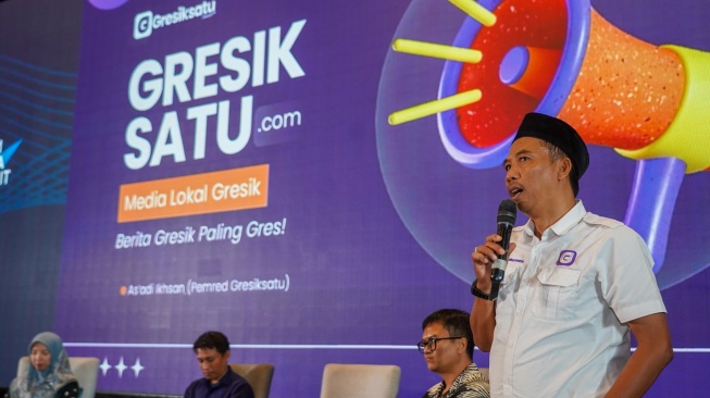 Narasumber memberikan pemaparan saat acara Jatim Media Summit (JMS) 2025 di Whiz Luxe Hotel, Surabaya, Kamis (17/7/2025). [Foto: Dokumentasi JMS]