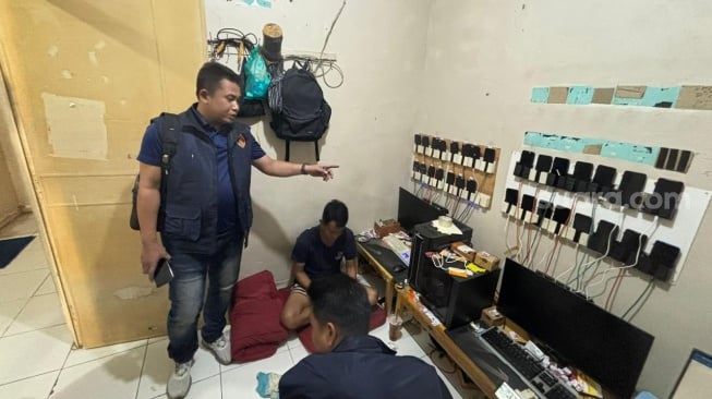 Pendalaman kasus wanita tewas diborgol di Cisauk, Tangerang, Jumat (18/7/2025). [Suara.com/Yasir]