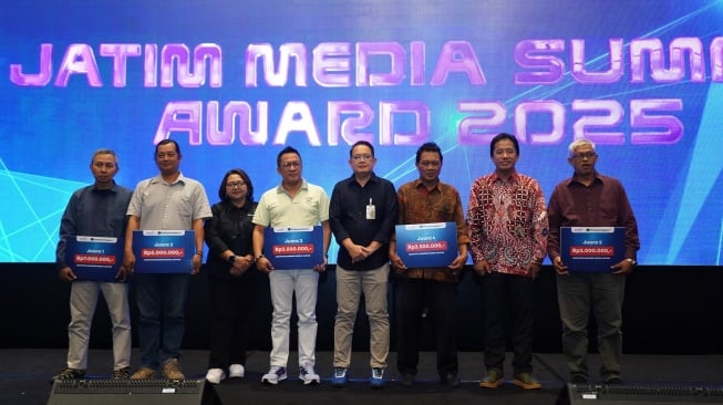 Lima Media Lokal Raih Penghargaan Business Model Canvas di Jatim Media Summit 2025