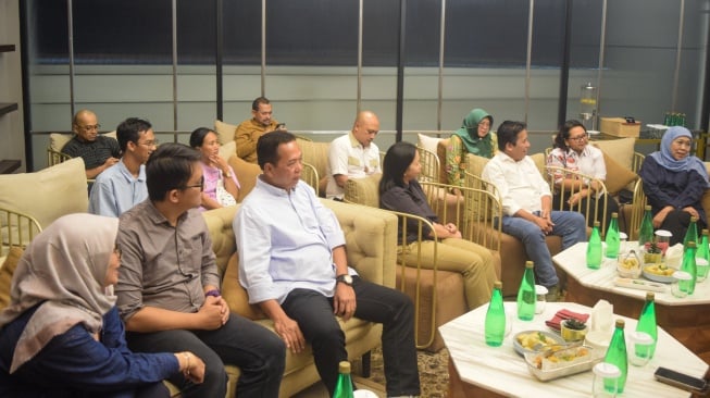Gubernur Jawa Timur, Khofifah Indar Parawansa bersama Pemimpin Redaksi Suara.com, Suwarjono serta para pimpinan media lokal Jawa Timir saat menggelar sesi pertemuan di Surabaya, Rabu (16/7/2025). [Foto: Dokumentasi JMS]