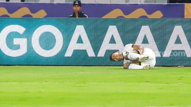 Pesepak bola Timnas Indonesia U-23 Dony Tri Pamungkas terjatuh usai dilanggar Pemain Timnas Filipina U-23 dalam pertandingan penyisihan Grup A Piala AFF U-23 2025 di Stadion Utama Gelora Bung Karno (SUGBK), Senayan, Jakarta, Jumat (18/7/2025). [Suara.com/Alfian Winanto]